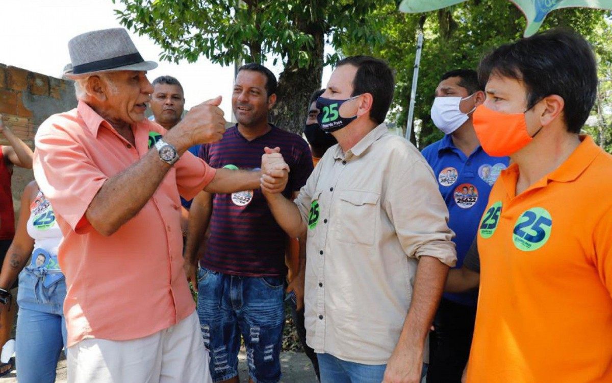 Eduardo Paes caminhou pelo Retiro dos Motoristas, em Guaratiba - Divulgação
