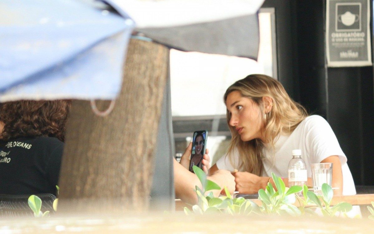 Sasha vai a restaurante com amigos em S&atilde;o Paulo