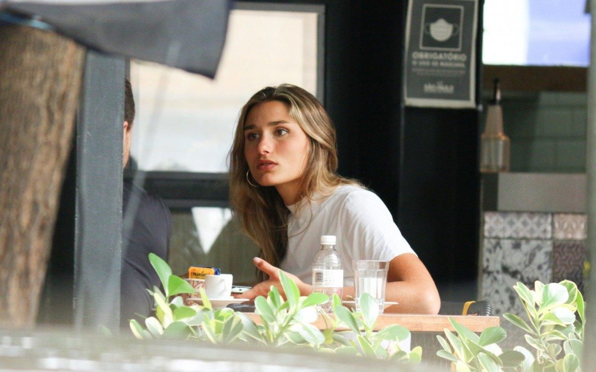 Sasha vai a restaurante com amigos em S&atilde;o Paulo