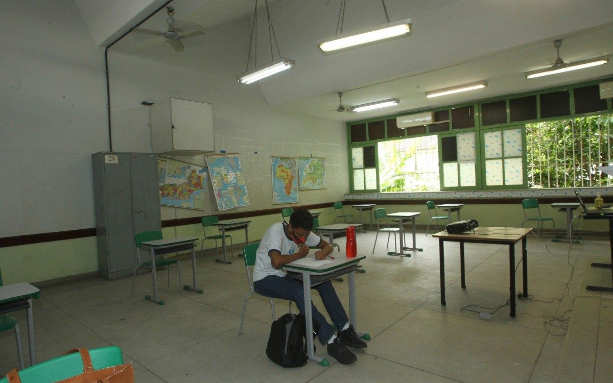 Hugo Leandro Victorino foi o &uacute;nico a retornar &agrave; Escola Municipal Orsina da Fonseca, na Tijuca, Zona Norte do Rio - Estefan Radovicz / Agencia O Dia