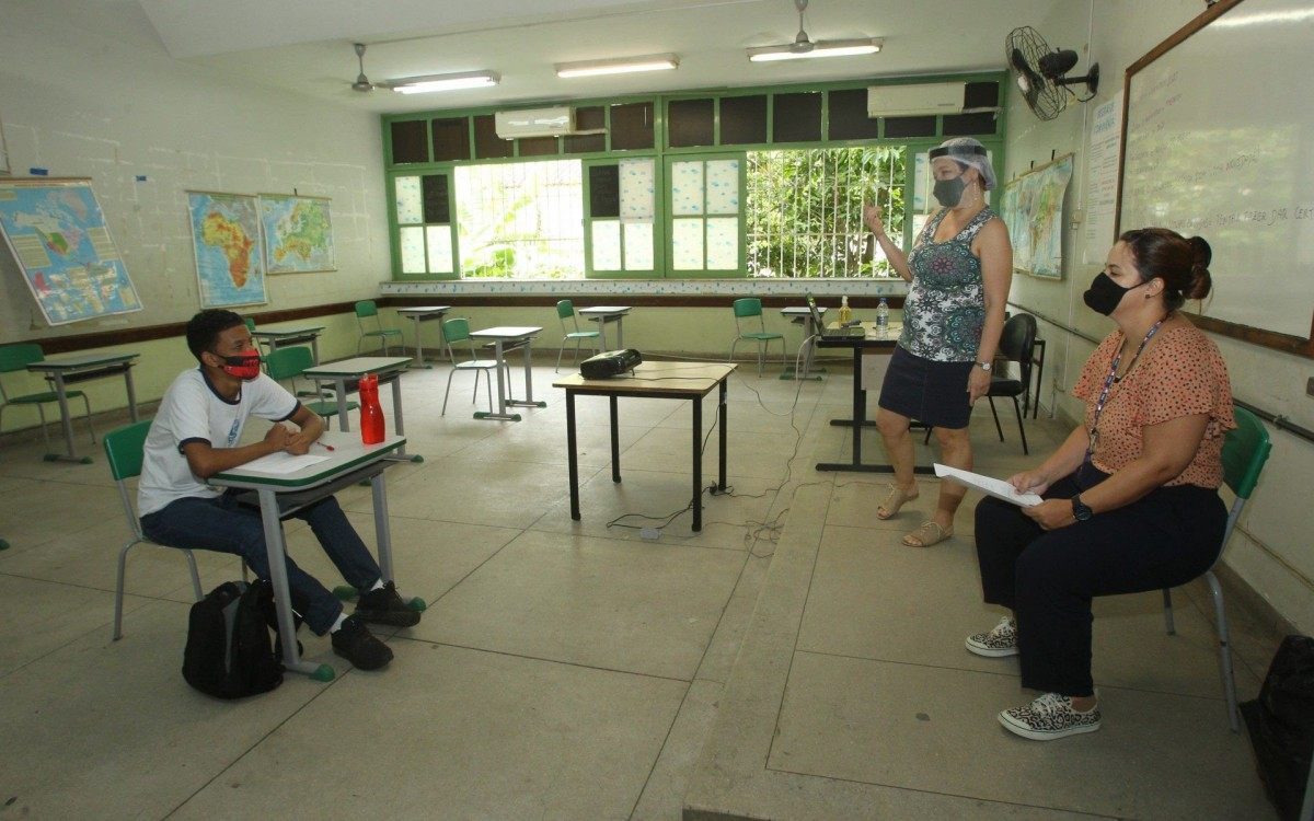 Volta &agrave;s aulas - Escola municipal Orsina da Fonseca, na Tijuca. Na foto, o &uacute;nico aluno em sala de aula, Hugo Leandro Victorino.