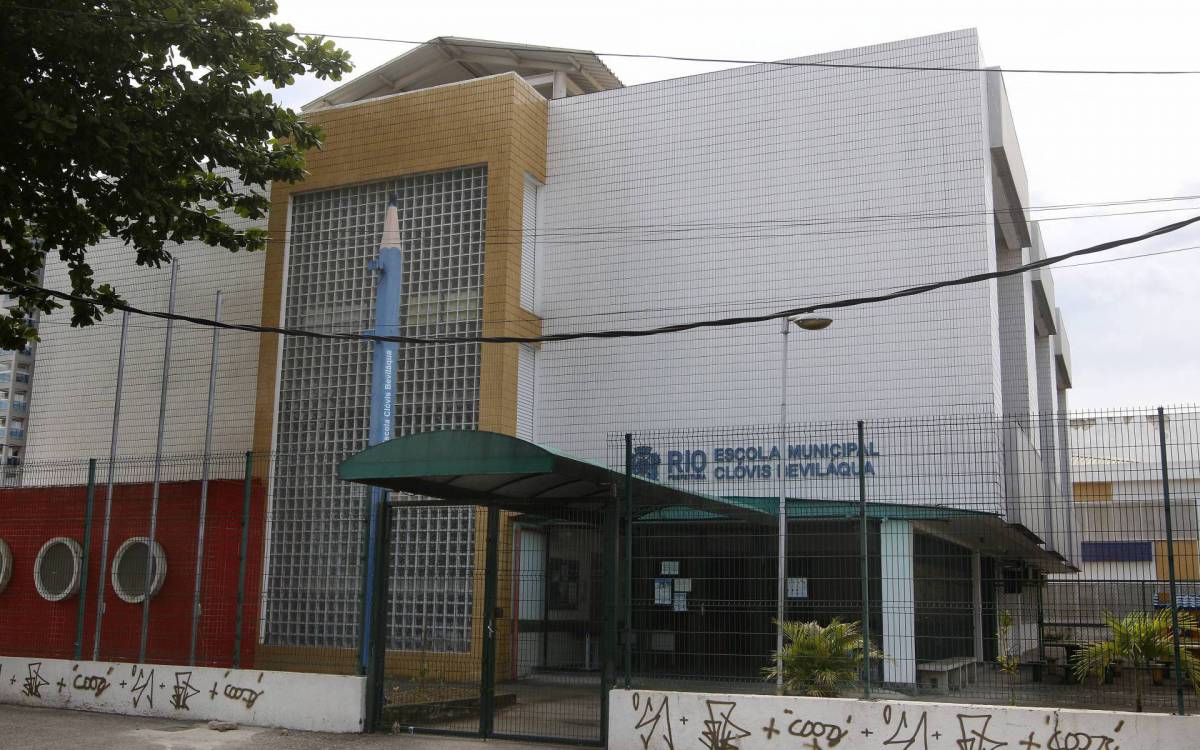 Geral - A volta as aulas registra pouca adesao na manha desta terça-feira. É pequeno o retorno de alunos do 9 ano as escolas da Rede Municipal do Rio. Na foto, Escola Municipal Clovis Bevilaqua, em Olaria, zona norte do Rio. - Reginaldo Pimenta / Agencia O Dia