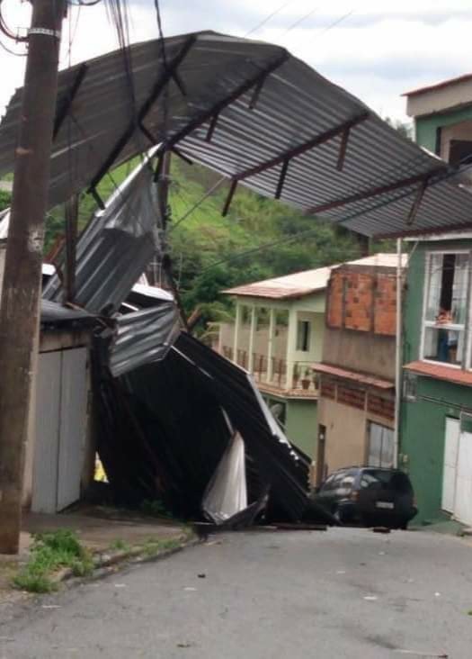 Vento forte arranca telhado de residência em Volta Redonda - Redes Sociais