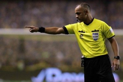 Vai mudar! Orgão regulatório do Futebol altera regra sobre toque de mão na bola