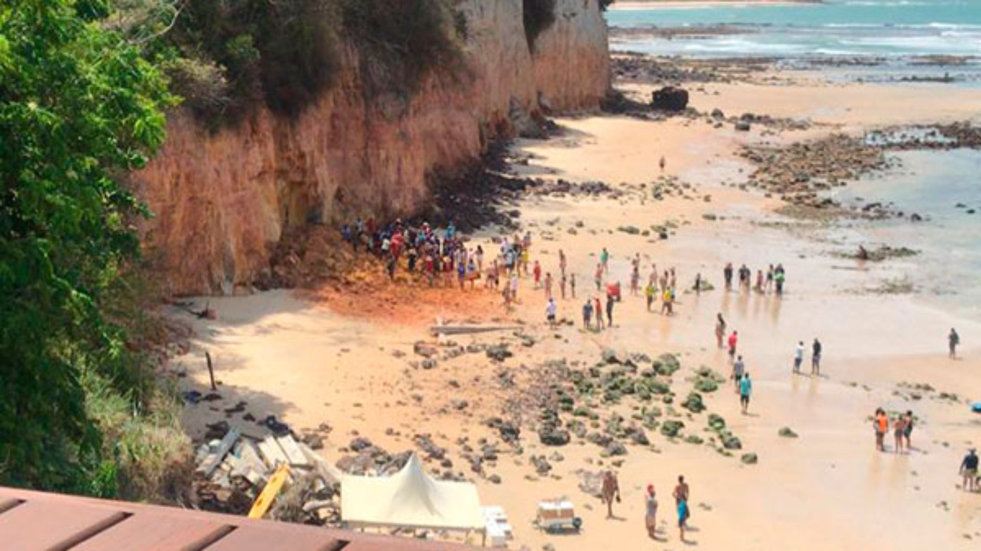 RN: três pessoas morrem na Praia de Pipa após desabamento de encosta