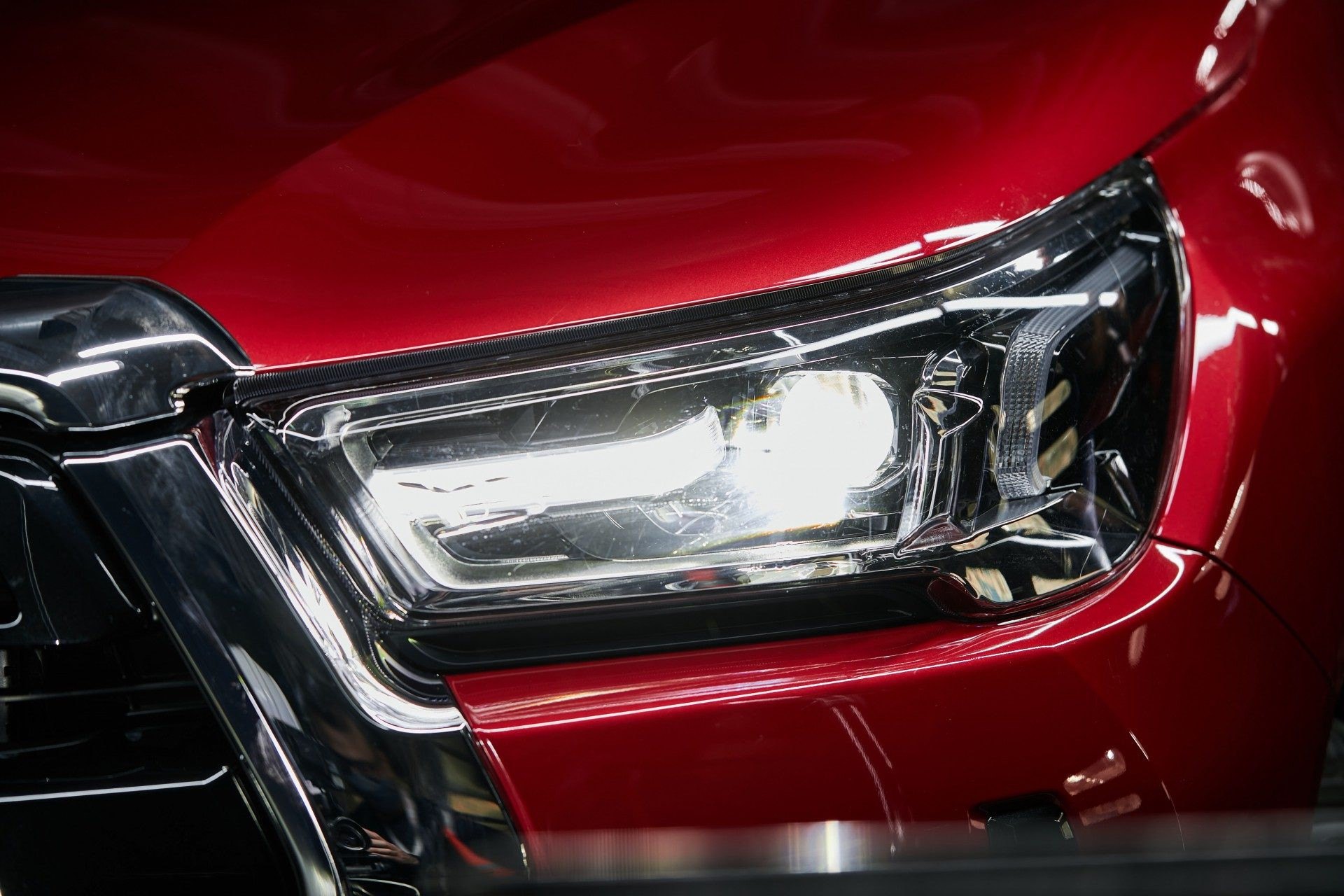 O novo sistema de faróis Bi-LED da Hilux - Divulgação