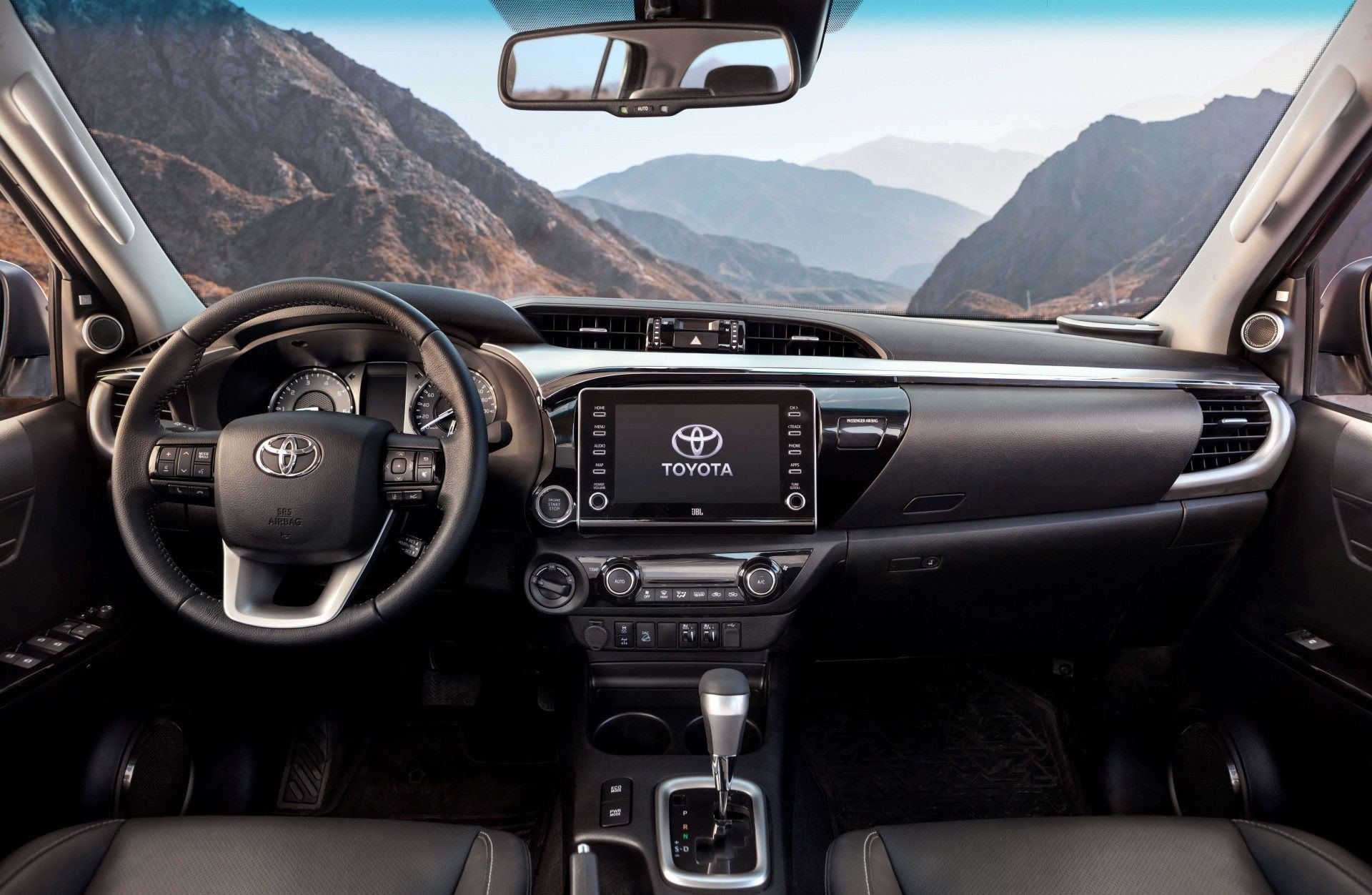 Sistema de som JBL instalado nas versões da Hilux tem caixas de som no painel de instrumentos - Divulgação