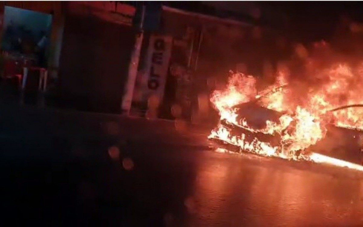 Carro foi completamente consumido pelo fogo