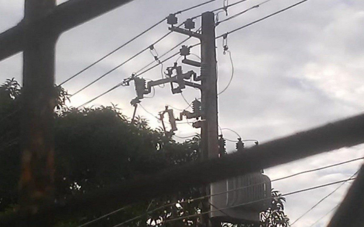 Em Itaperuna, moradores da Rua Cândida de Freitas Bastos, no bairro São Francisco passaram por falta de luz. - Foto: Jorge Luiz online