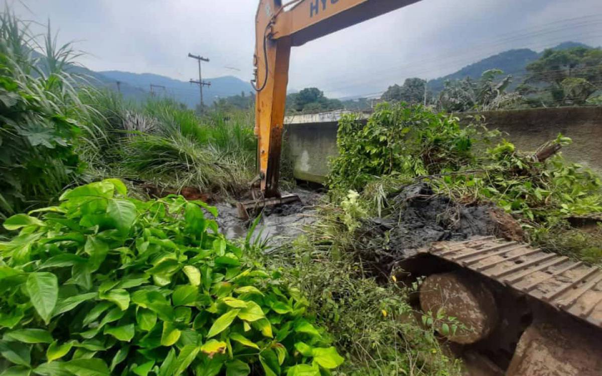 Obras de drenagem de ruas e macrodrenagem, expansão e urbanização de canais estão em andamento no município