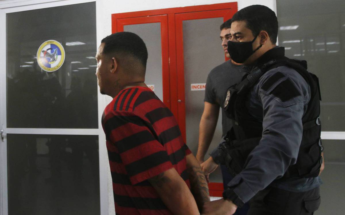 Policia - A Policia Civil realizou na manha desta quarta-feira (18) a operaçao Duque de Ferro. A policia prendeu quadrilha de roubo de cargas, o grupo movimentava meio milhao de reais por mes. Na foto, presos e material apreendidos chegando na Cidade da Policia, no Jacare, na zona norte do Rio. - Reginaldo Pimenta / Agencia O Dia