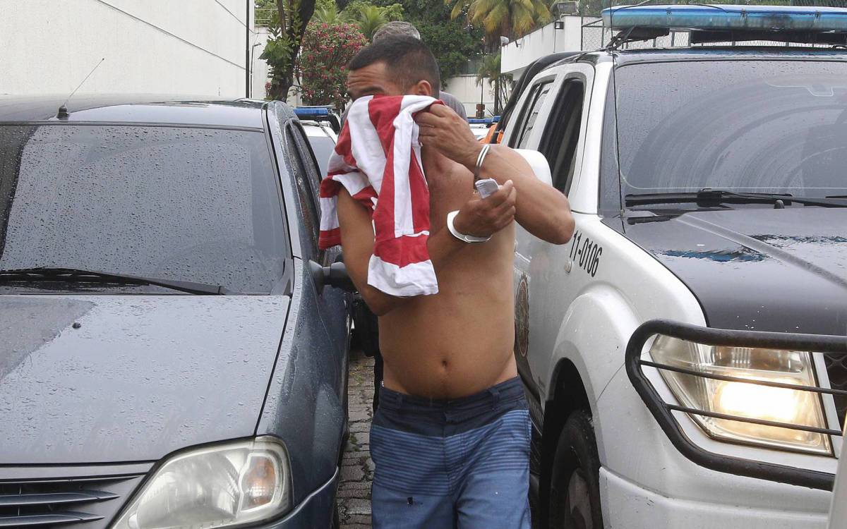 Policia - A Policia Civil realizou na manha desta quarta-feira (18) a operaçao Duque de Ferro. A policia prendeu quadrilha de roubo de cargas, o grupo movimentava meio milhao de reais por mes. Na foto, presos e material apreendidos chegando na Cidade da Policia, no Jacare, na zona norte do Rio. - Reginaldo Pimenta / Agencia O Dia