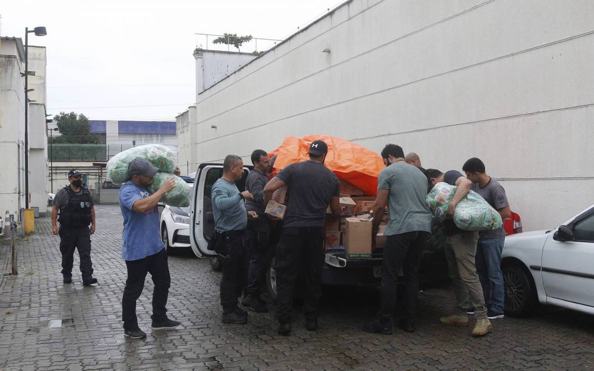 Policia - A Policia Civil realizou na manha desta quarta-feira (18) a operaçao Duque de Ferro. A policia prendeu quadrilha de roubo de cargas, o grupo movimentava meio milhao de reais por mes. Na foto, presos e material apreendidos chegando na Cidade da Policia, no Jacare, na zona norte do Rio. - Reginaldo Pimenta / Agencia O Dia