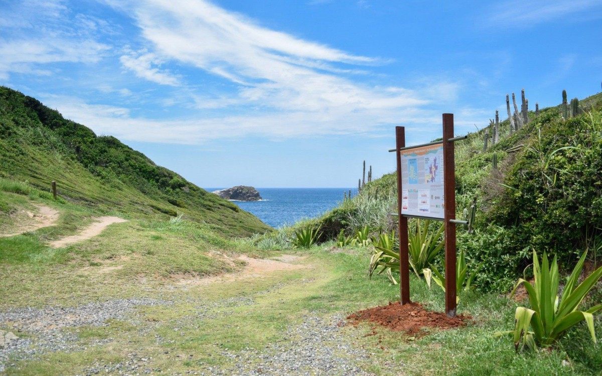 Prefeitura de Búzios instala nova placa na Ponta da Lagoinha - Prefeitura de Búzios
