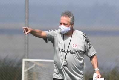 Após vitória sobre o Botafogo, Abel fala em tom de alívio no Inter e brinca: 'Vinho vai ser bom demais'