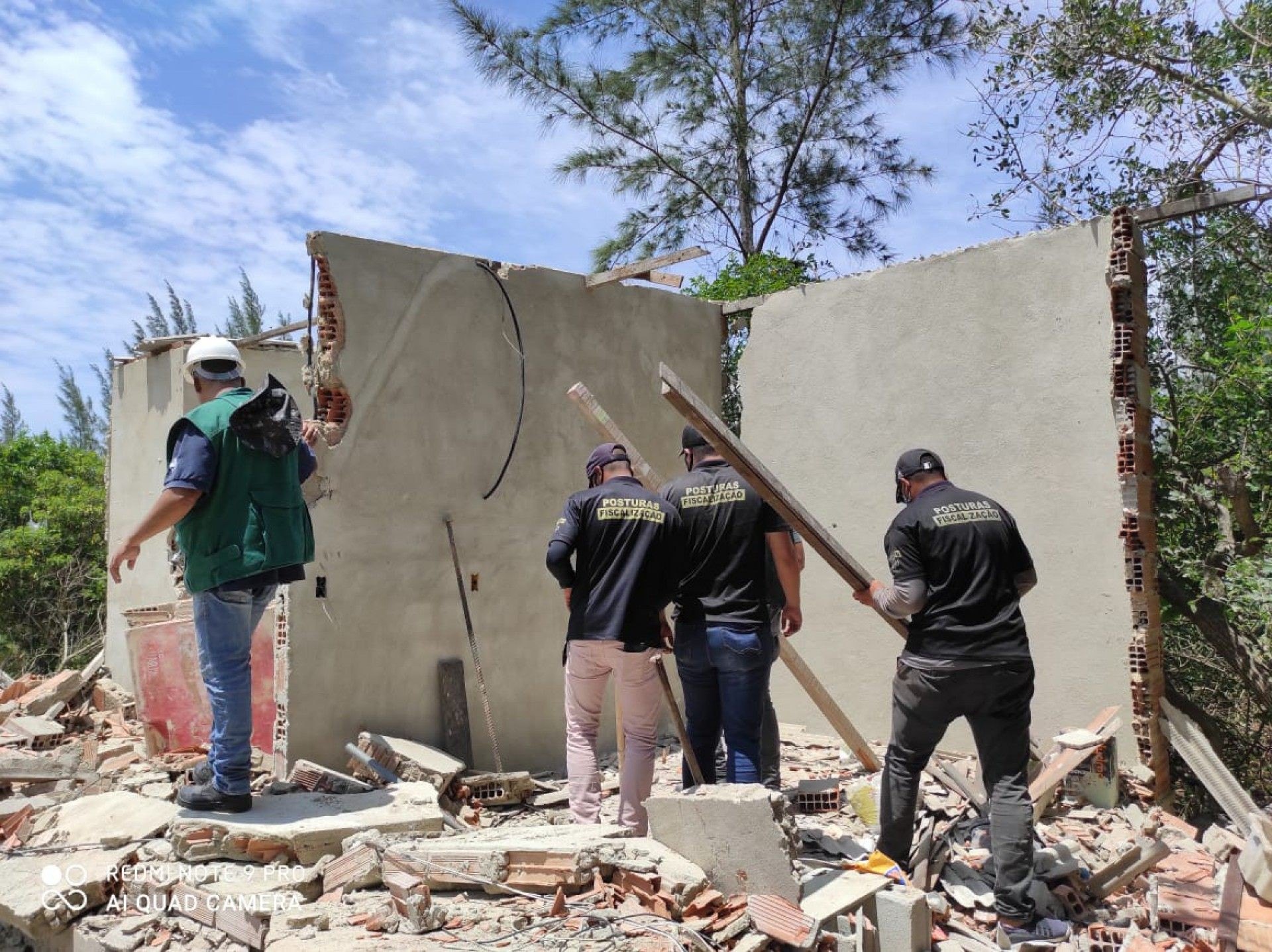 Construções irregulares em Dunas, no bairro Manoel Corrêa em Cabo Frio são retiradas