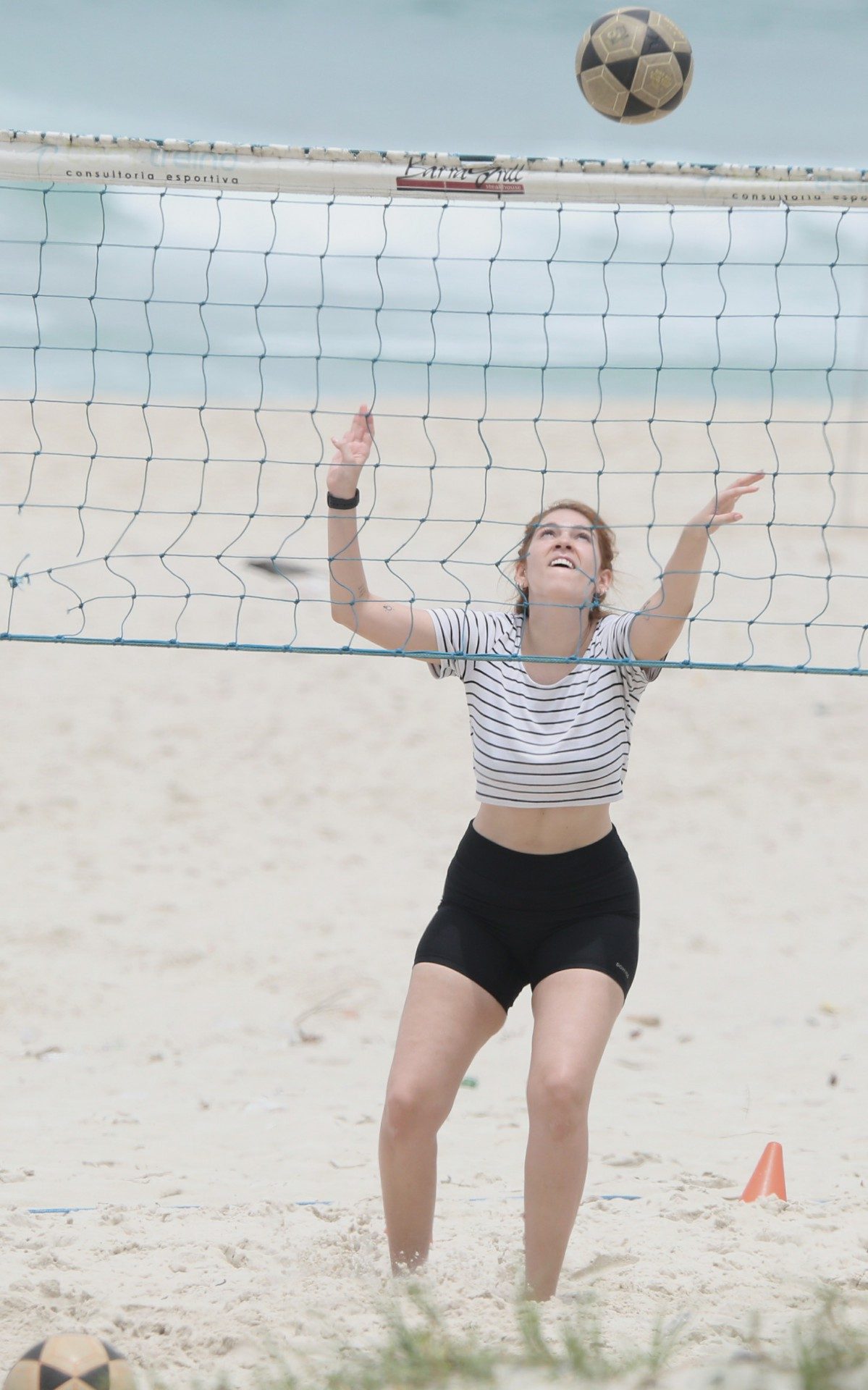 Ex-BBB Ana Clara faz aula de futevôlei na Praia da Barra da Tijuca