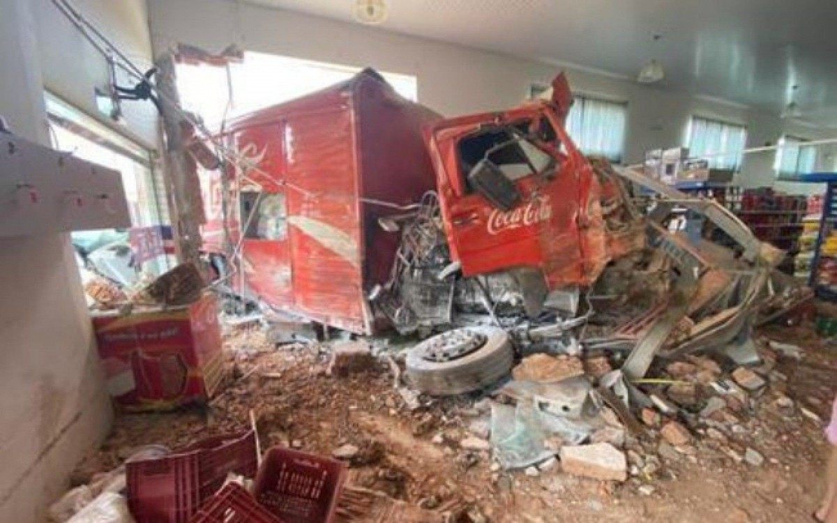 Caminhão desgovernado invadiu um supermercado - Divulgação/Corpo de Bombeiros