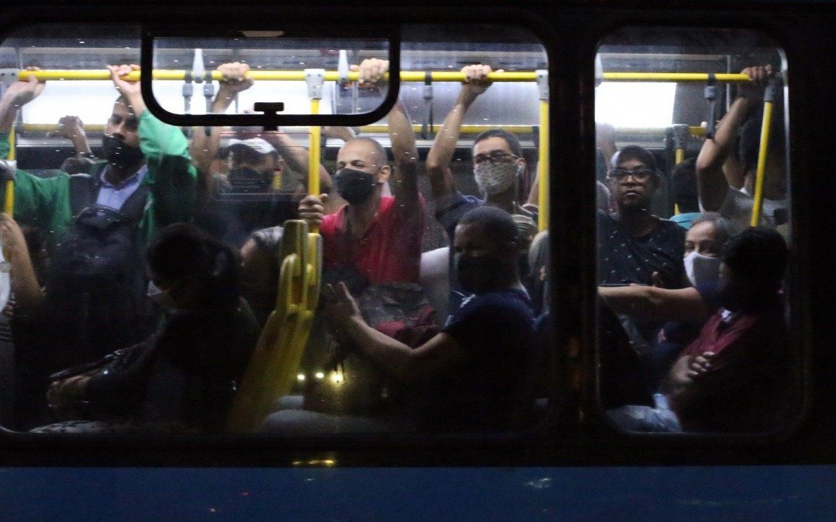 Movimenta&ccedil;&atilde;o de BRTs e passageiros na zona oeste do Rio de Janeiro.