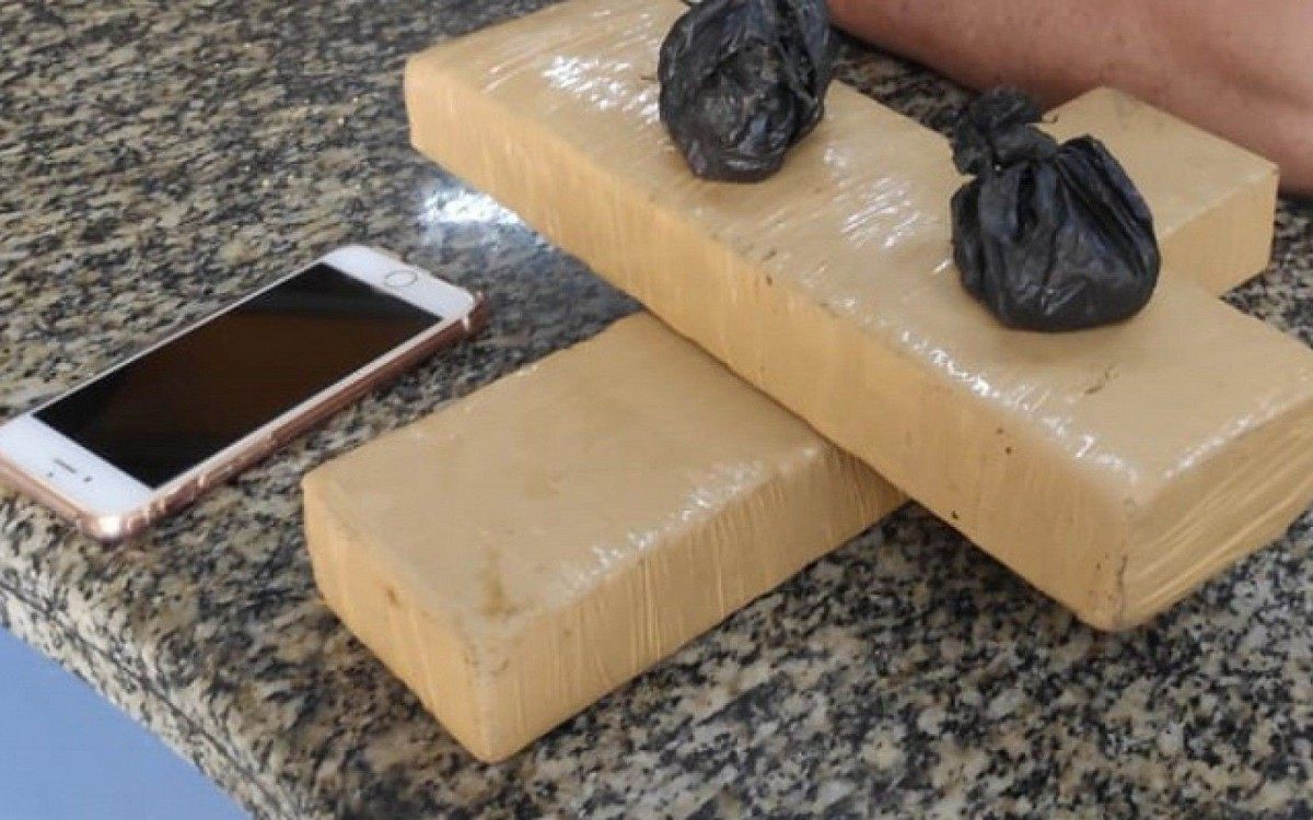 Na mochila do ciclista havia dois tabletes de maconha, totalizando 1kg960,60g, além de 44,67g de cocaína.  - Foto: divulgação