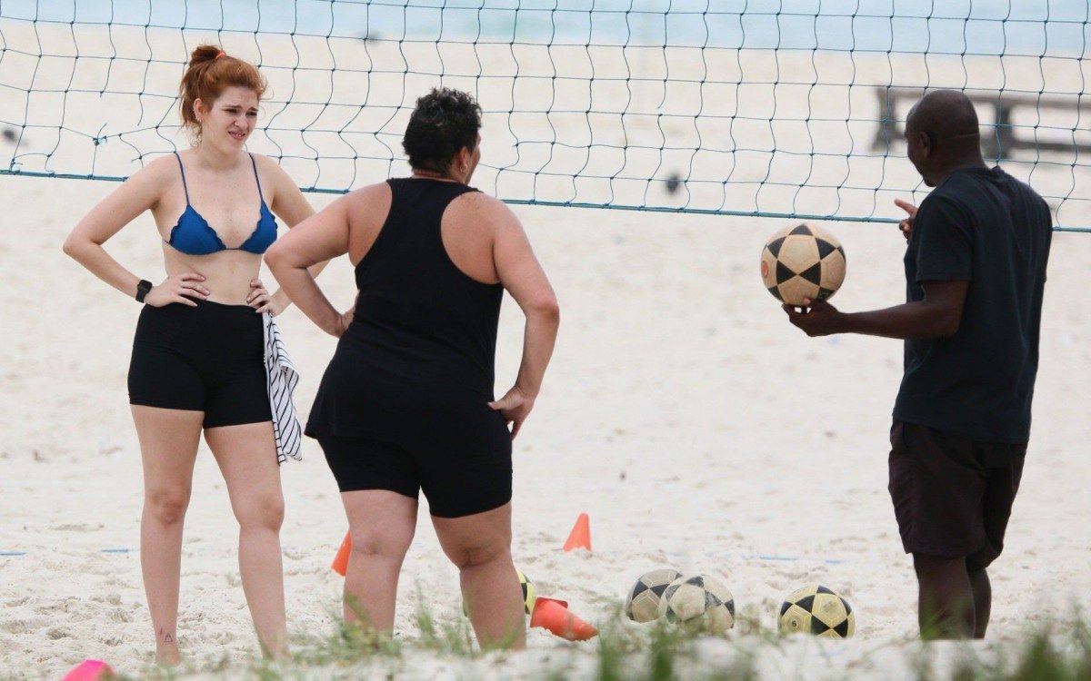 Ex-BBB Ana Clara faz aula de futevôlei na Praia da Barra da Tijuca