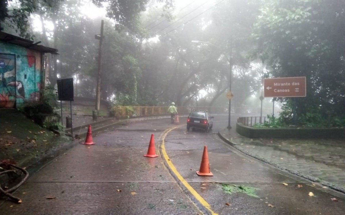 Deslizamento na Estrada das Canoas - Centro de Operações Rio / Divulgação 