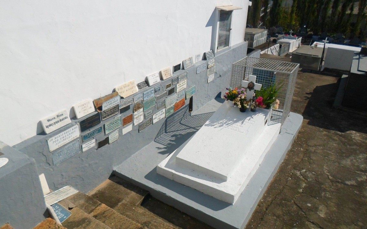 Monsenhor Rios, que tinha especial atenção com as pessoas escravizadas de Vassouras, morreu em 1875. A partir de novembro daquele ano, a Flor de Carne brota anualmente na cabeceira do túmulo, que atrai fiéis e curiosos