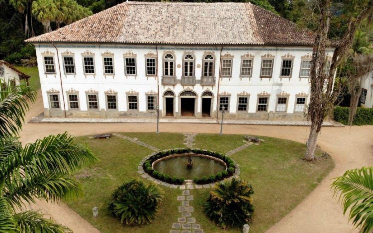 Locação de inúmeras produções audiovisuais, a Fazenda do Paraizo, em Rio das Flores, oferece visitação para pequenos grupos. 
Informações e reservas: 24 99859-5727 (WhatsApp) 