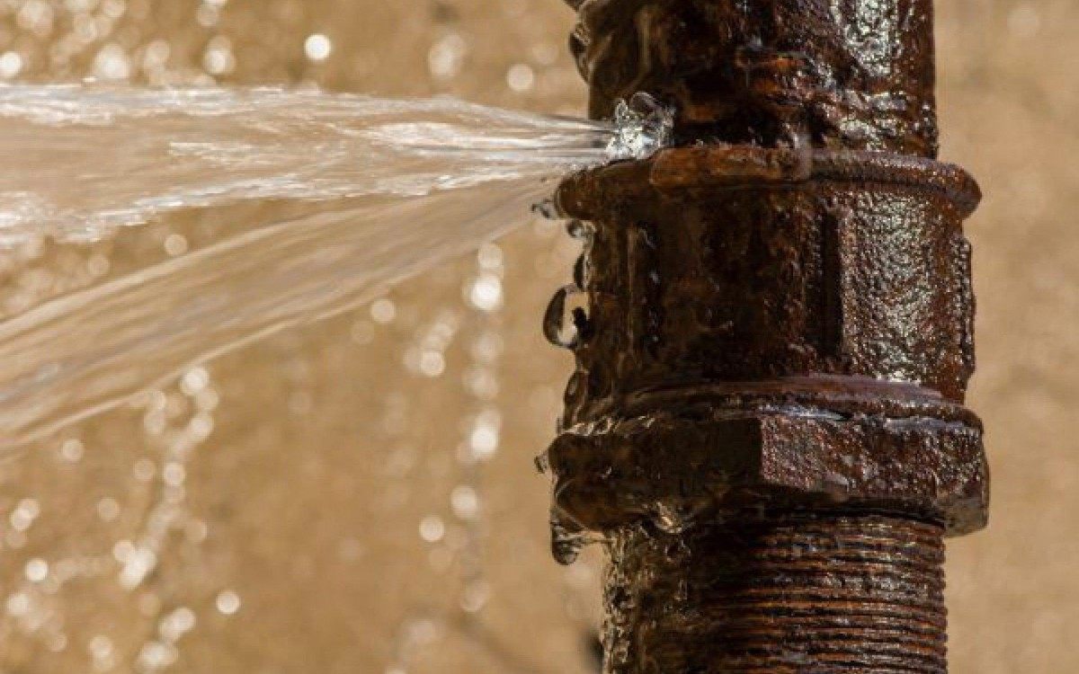 CEDAE realiza reparo emergencial de vazamento de água em tubulação de Meriti - Reprodução