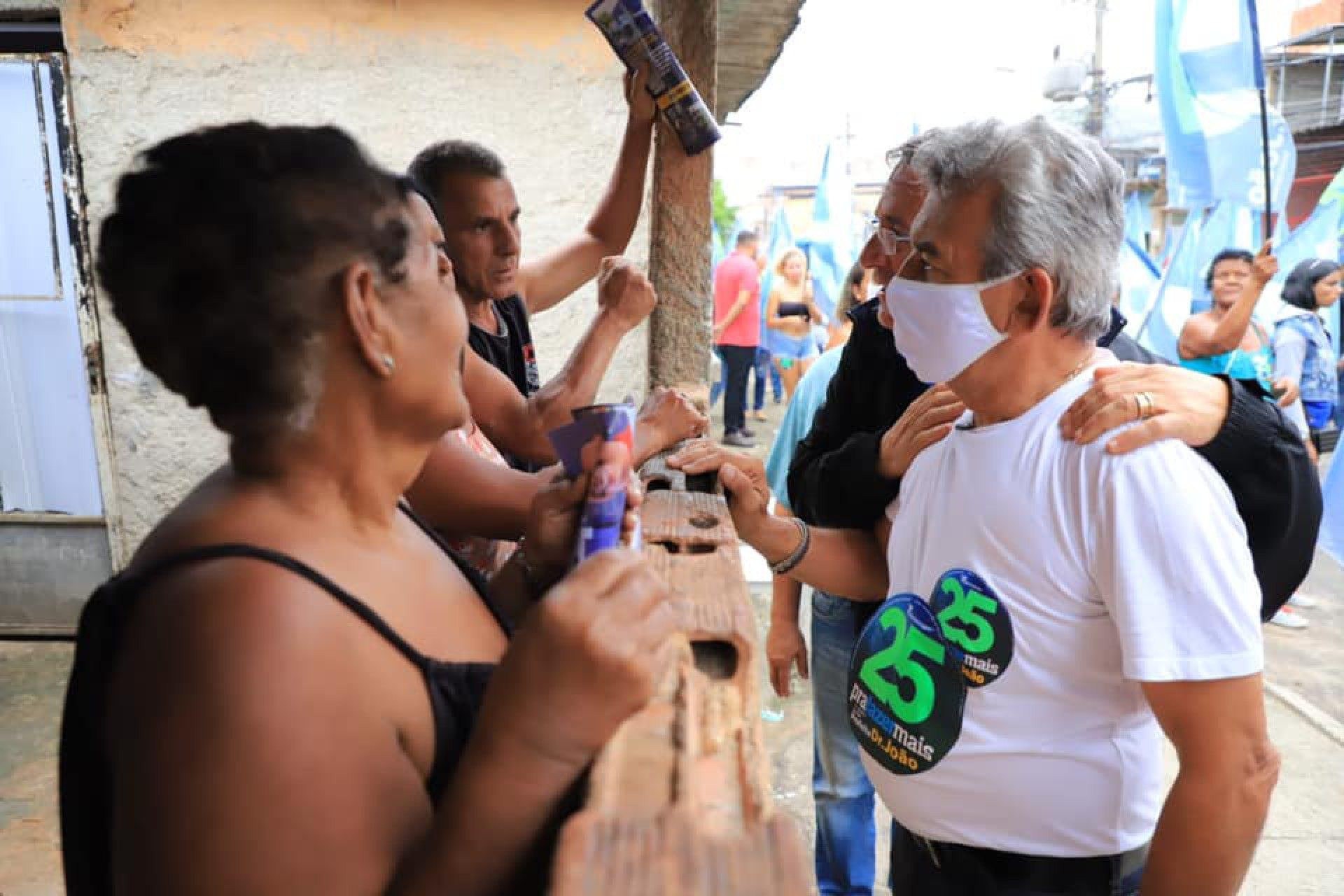 Doutor Jo&atilde;o realizou duas grandes caminhadas pelas ruas dos bairros Vila S&atilde;o Jo&atilde;o e no Jardim Bot&acirc;nico. - Divulga&ccedil;&atilde;o