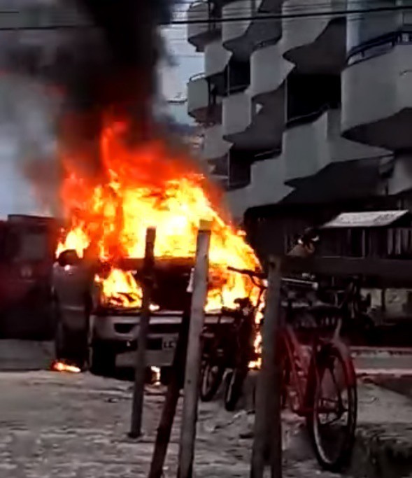 Ve&iacute;culo foi completamente consumido pelas chamas - Foto: Internet