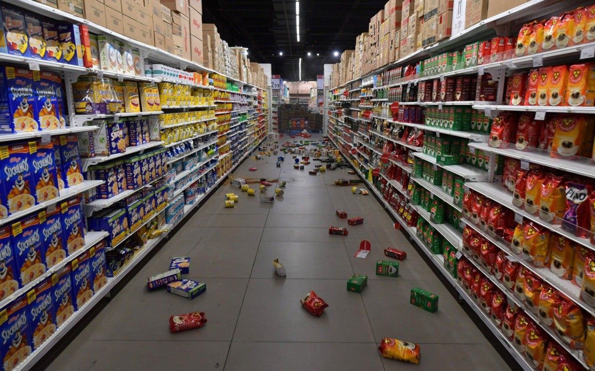 Em São Paulo, protesto contra morte de homem negro em Carrefour de Porto Alegre terminou em depredação de uma filial da rede 