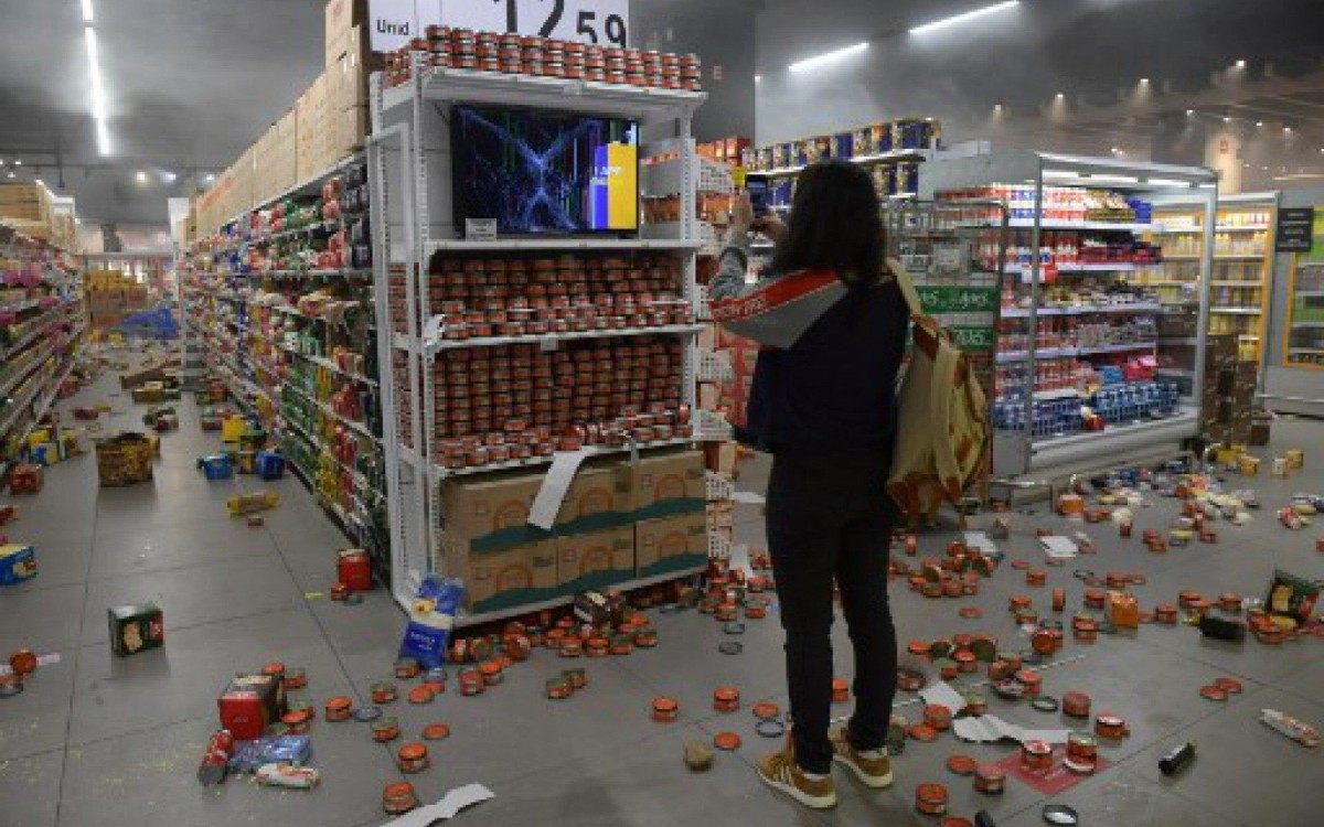 Em São Paulo, protesto contra morte de homem negro em Carrefour de Porto Alegre terminou em depredação de uma filial da rede 