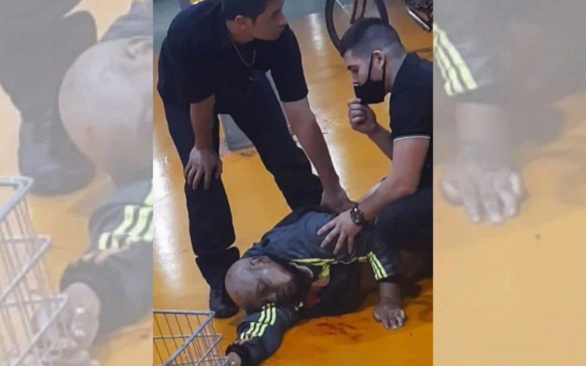 Cenas do vídeo no momento que João Alberto, negro, é espancado e assassinado por asfixia por seguranças (brancos) do Carrefour em Porto Alegre - Captura de vídeo