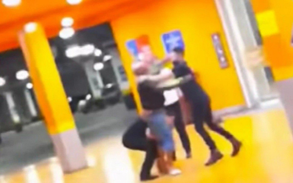 Cenas do v&iacute;deo no momento que Jo&atilde;o Alberto, negro, &eacute; espancado e assassinado por asfixia por seguran&ccedil;as (brancos) do Carrefour em Porto Alegre