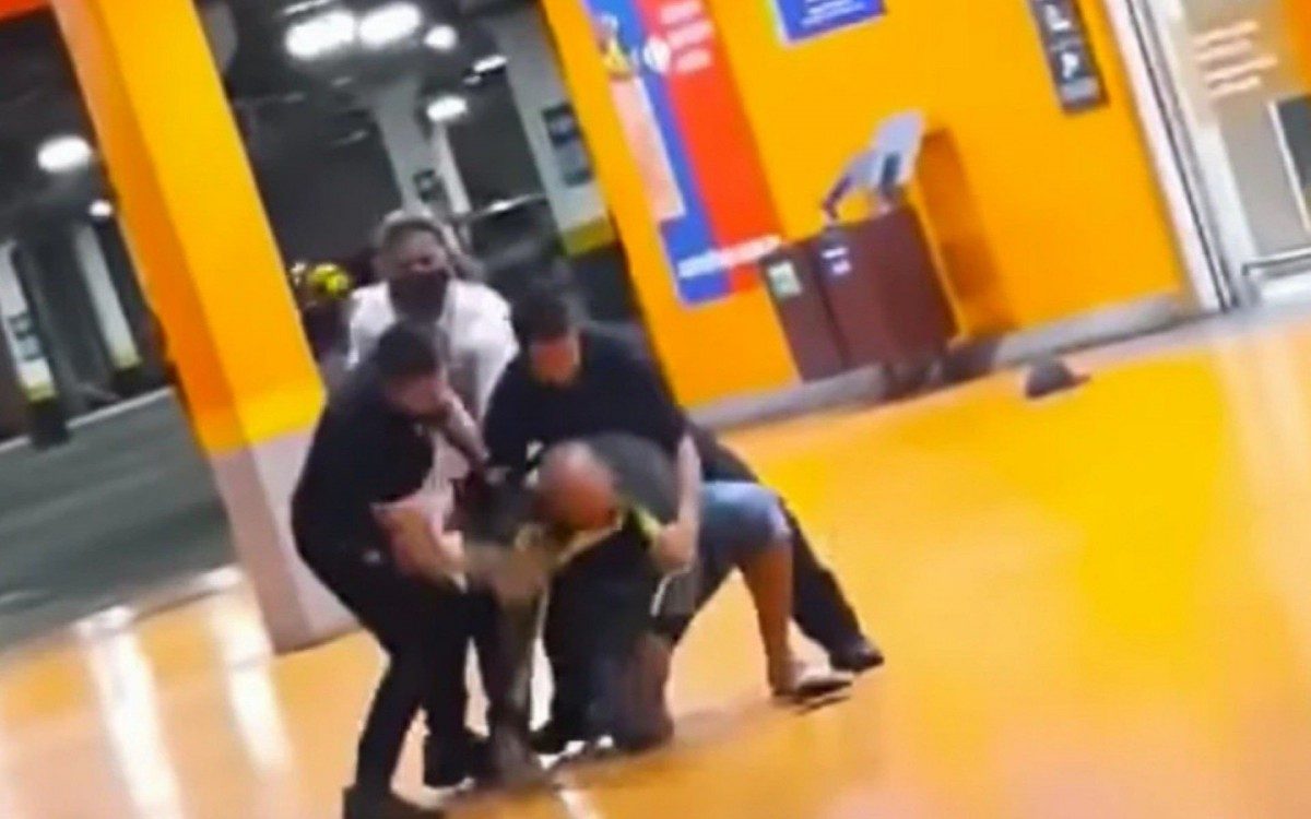 Cenas do vídeo no momento que João Alberto, negro, é espancado e assassinado por asfixia por seguranças (brancos) do Carrefour em Porto Alegre