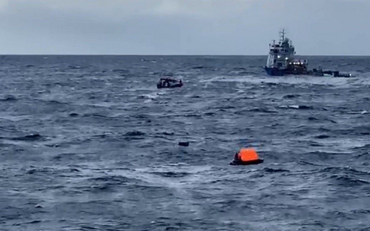 Embarcação naufragou durante a madrugada desta sexta-feira - Divulgação 