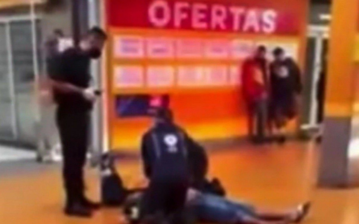 Cenas do vídeo no momento que João Alberto, negro, é espancado e assassinado por asfixia por seguranças (brancos) do Carrefour em Porto Alegre