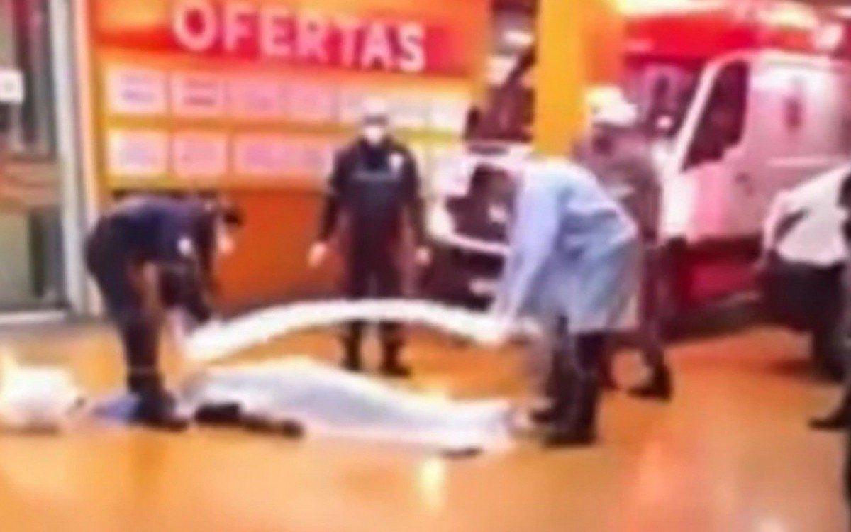 Cenas do v&iacute;deo no momento que Jo&atilde;o Alberto, negro, &eacute; espancado e assassinado por asfixia por seguran&ccedil;as (brancos) do Carrefour em Porto Alegre