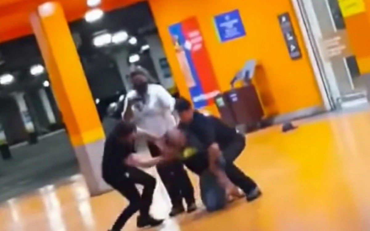 Cenas do vídeo no momento que João Alberto, negro, é espancado e assassinado por asfixia por seguranças (brancos) do Carrefour em Porto Alegre