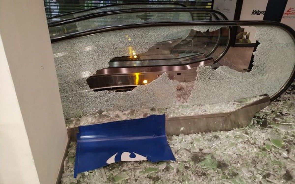 Manifestantes ateiam fogo e depredam Carrefour durante protesto em SP