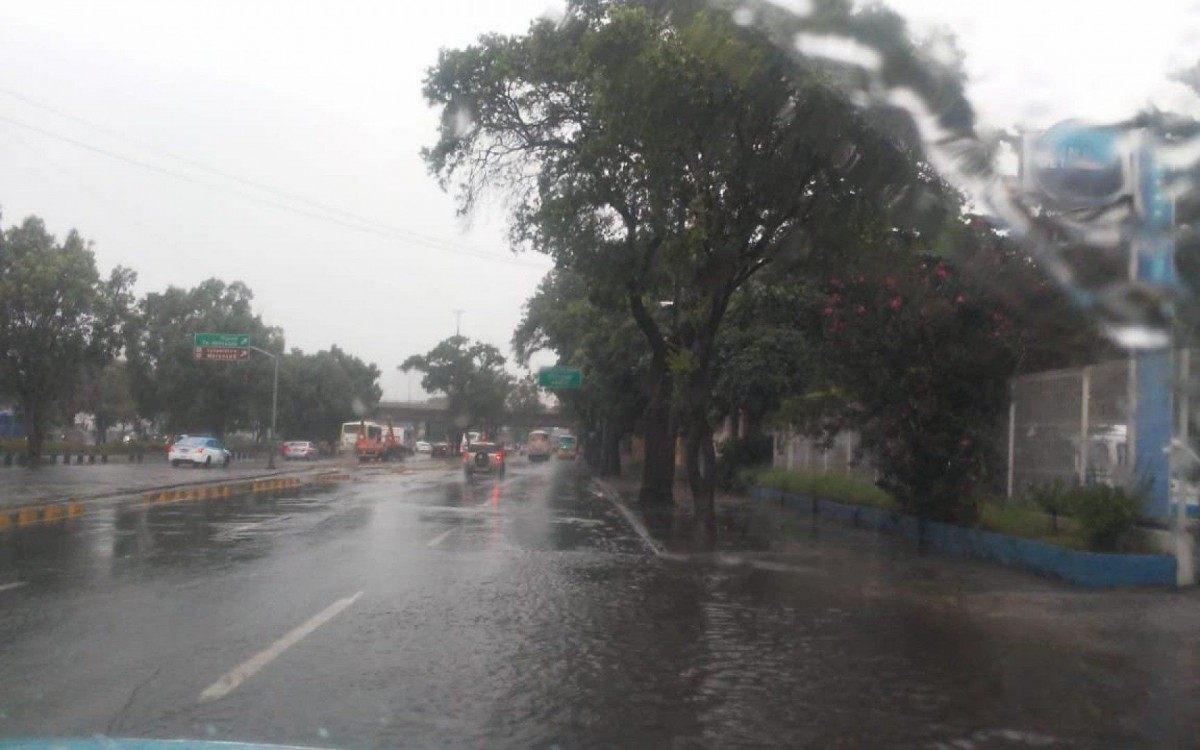 Bols&otilde;es d'&aacute;gua foram formados na cidade devido &agrave;s chuvas do &uacute;ltimo dia 19 - Reprodu&ccedil;&atilde;o/Twitter