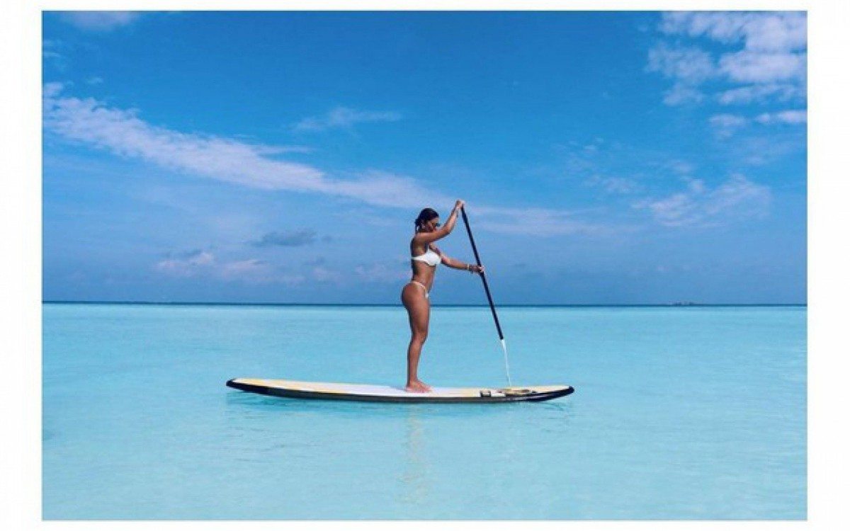Juliana Paes faz stand-up paddle nas Ilhas Maldivas