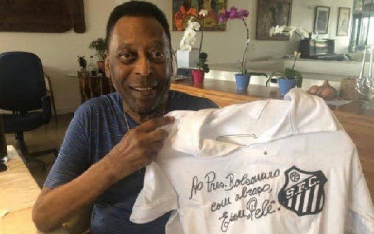 Pelé autografa camisa para Presidente Jair Bolsonaro - Reprodução