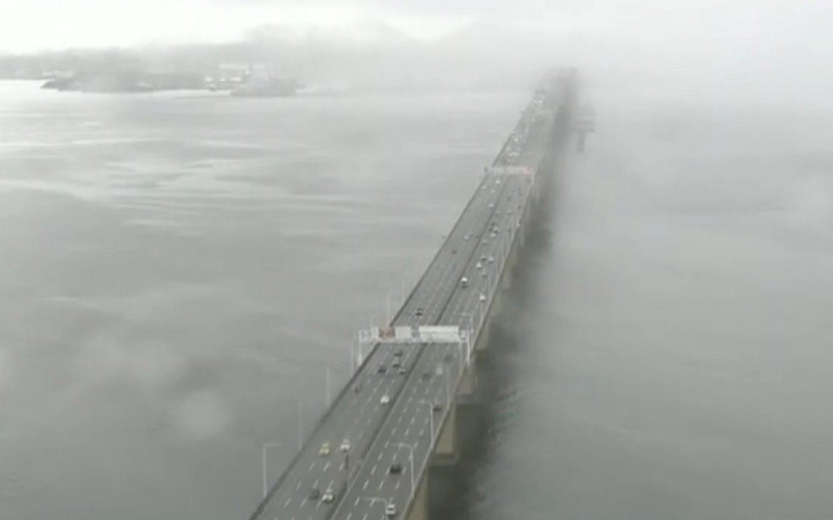 Motoristas enfrentam trânsito lento na Ponte Rio-Niterói na saída do feriado - Reprodução TV Globo