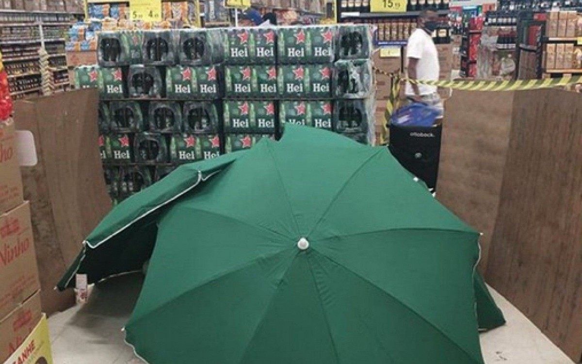 Funcion&aacute;rios do Carrefour esconderam corpo na loja para n&atilde;o perder vendas