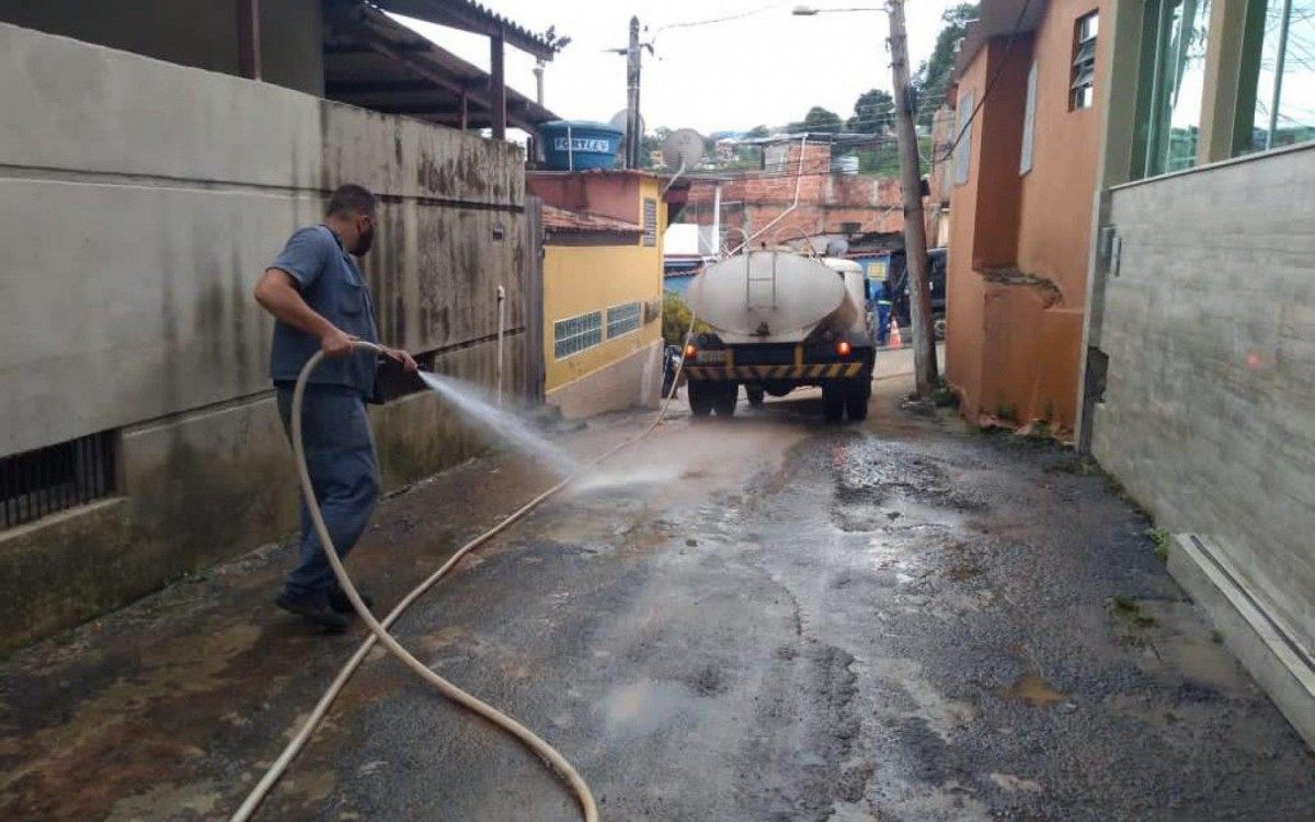 Prefeitura faz servi&ccedil;os manuten&ccedil;&atilde;o e limpeza nas ruas de Volta Redonda - Felipe Carvalho