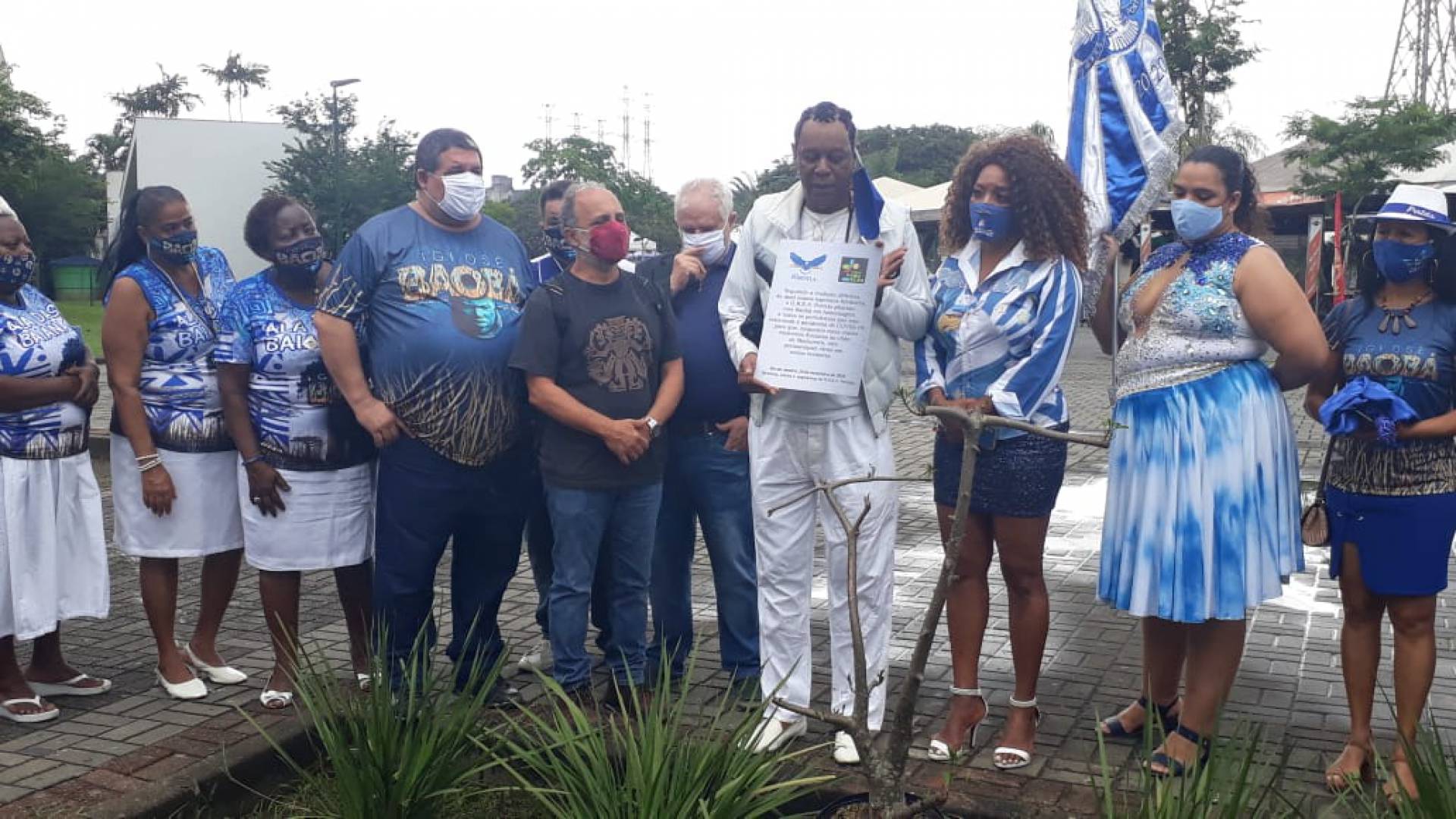 Portelenses se unem no Parque Madureira para plantar baob&aacute; no dia da Consci&ecirc;ncia Negra. De colete branco, Joronymo Patrocinio, baluarte da agremia&ccedil;&atilde;o, declarou a import&acirc;ncia da celebra&ccedil;&atilde;o. - Divulga&ccedil;&atilde;o