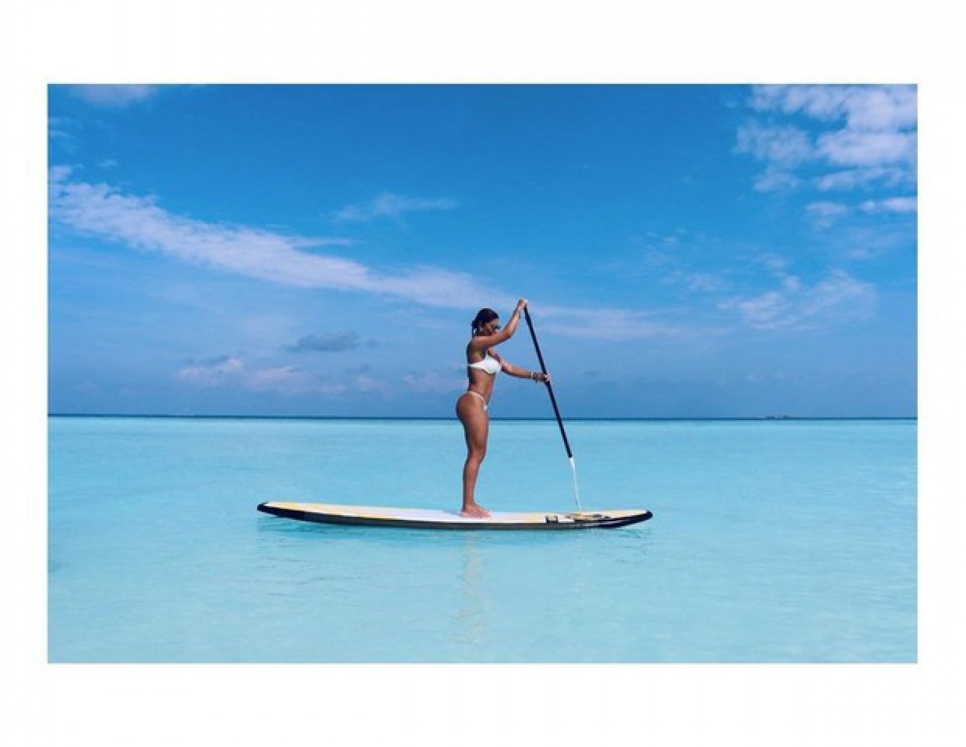Juliana Paes faz stand-up paddle nas Ilhas Maldivas - Reprodução Internet