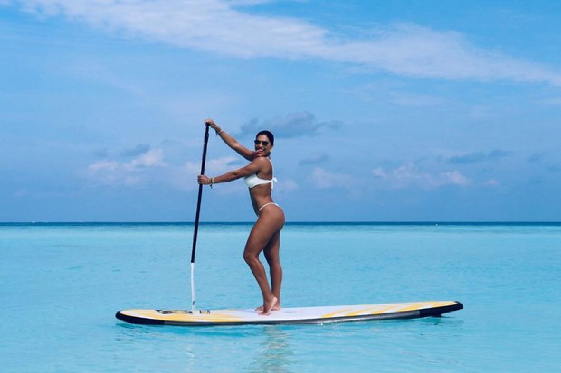 Juliana Paes faz stand-up paddle nas Ilhas Maldivas - Reprodução Internet